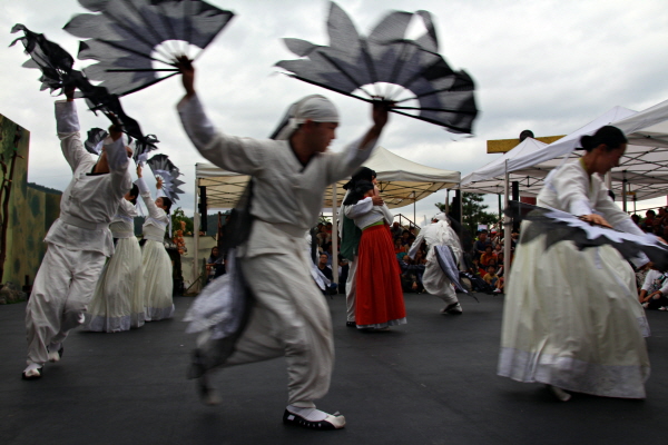 <산청 한방약초축제>가 열리는 동의보감촌에는 큰들문화예술센터의 마당극이 10월 8일까지 매일 열린다.