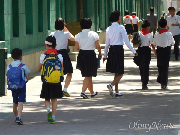 길거리의 북한 아이들. 북한 엄마들이라고 해서 취향이 특별히 다른 건 아닌 듯하다.