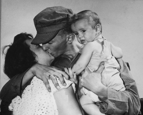 미 메릴랜드 주 출신의 John W. Simms 상병이 한국전쟁에 참전코자 출발에 앞서 아내와 이별의 키스를 하고 있다(1950.).