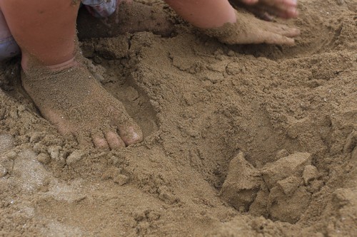 모래놀이를 할 적에는 모래투성이로 거듭난다