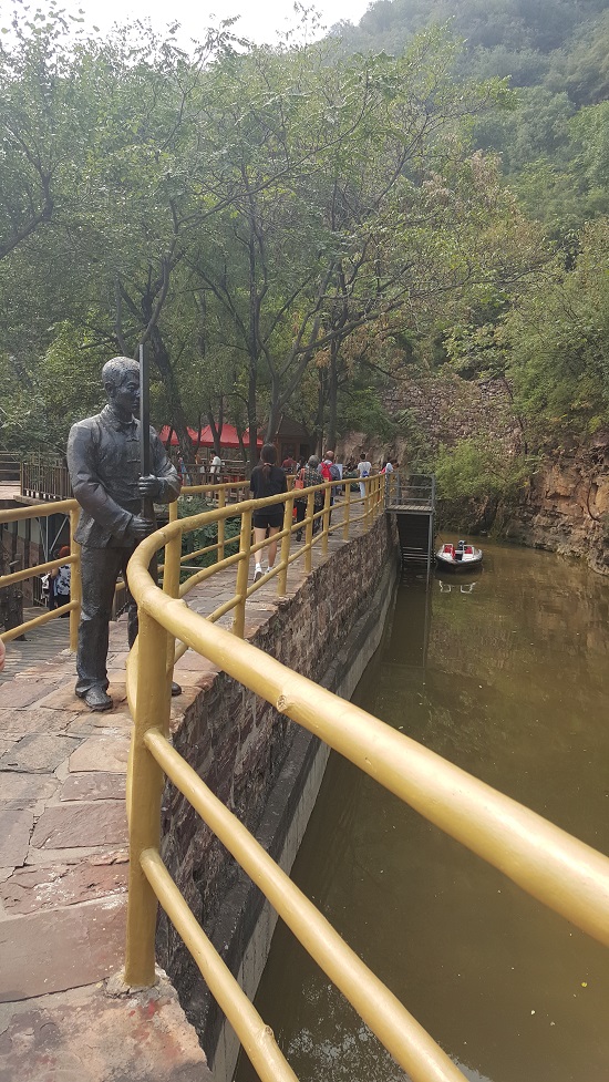 태항산을 뚫고 흐르는 홍기거의 수로, 당시 건설현장에 투입된 사람의 동상이 수로를 응시하고 있다.