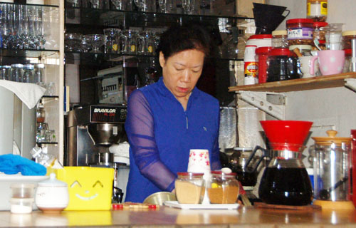 금다방 2대 주인 김복순씨가 주방에서 주문한 커피를 준비하고 있다.