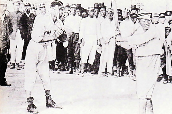  이길용 동아일보 기자가 1930년 4월 2일 치 신문에 조선 최초 야구경기로 소개한 사진. 1910년 2월 26일(음력) 훈련원에서 열린 한성학원-YMCA 경기 장면이다. 망건에 두루마기차림의 관객들 모습이 이채롭다.

