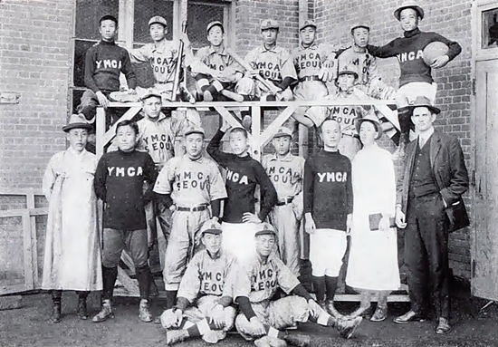  1911년 11월 평양원정에 나선 황성기독청년회 야구단. 앞줄 맨 오른쪽이 질레트 선교사(조선야구사)