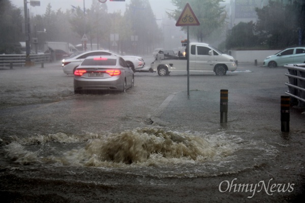5일 태풍 '차바'의 영향으로 많은 폭우가 내리는 가운데, 이날 오전 창원 도로에 배수구가 막혀 물이 넘쳐나고 있다.