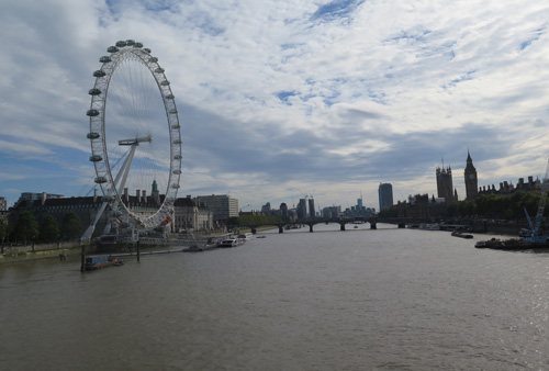 영국 템즈강을 기준으로 왼쪽에는 세계에서 가장 높은 관람차인 ‘런던 아이’가 있고, 오른쪽에는 시계탑 빅벤과 국회의사당이 있다.