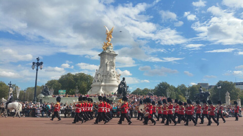  버킹엄 궁전을 지키는 근위병 교대식 장면. 전 세계 많은 관광객들이 찾는 코스라고 한다.