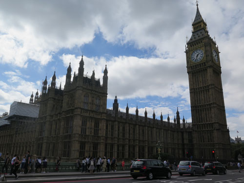 템즈강변에 있는 빅벤과 국회의사당. 빅벤은 국회의상당 북쪽 끝에 있는 시계탑에 딸린 큰 종의 별칭이다. 1858년에 세워진 빅벤은 런던을 상징하는 장소다.