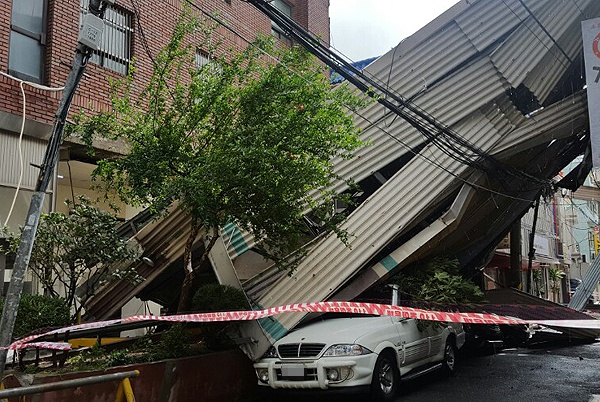 5일 제 18호 태풍(CHABA)의 직접영향권에 놓인 부산 지방은 건물 외벽과 크레인, 광고간판이 쓰러지는 등 강풍과 폭우로 인한 피해가 속출했다.  