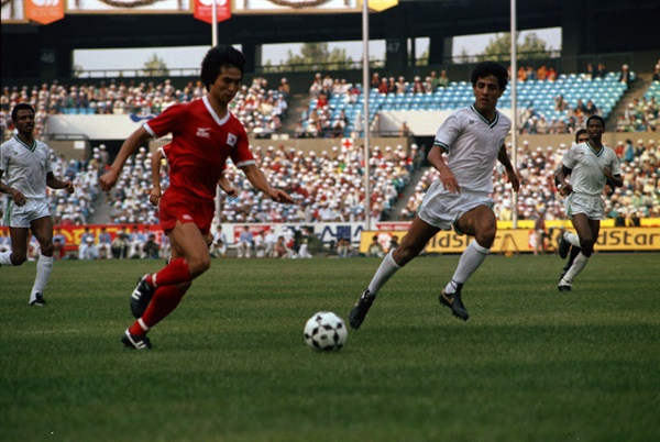 86 서울 아시안게임 축구 결승  지난 1986년 10월 5일, 제10회 서울 아시안게임 축구 한국 vs. 사우디아라비아 결승전에서 변병주선 수가 드리블을 하고 있다.
