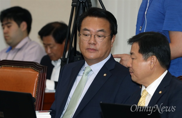 새누리당 정진석 원내대표가 지난 5일 국회에서 열린 국방부 국정감사에 참석하고 있다.   