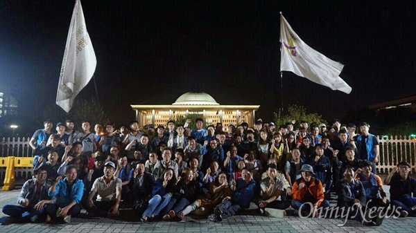 4일 밤 국회 앞에서 열린 티브로드 해고 노동자들의 승리보고대회 참석자들이 단체 사진을 촬영하고 있다. 