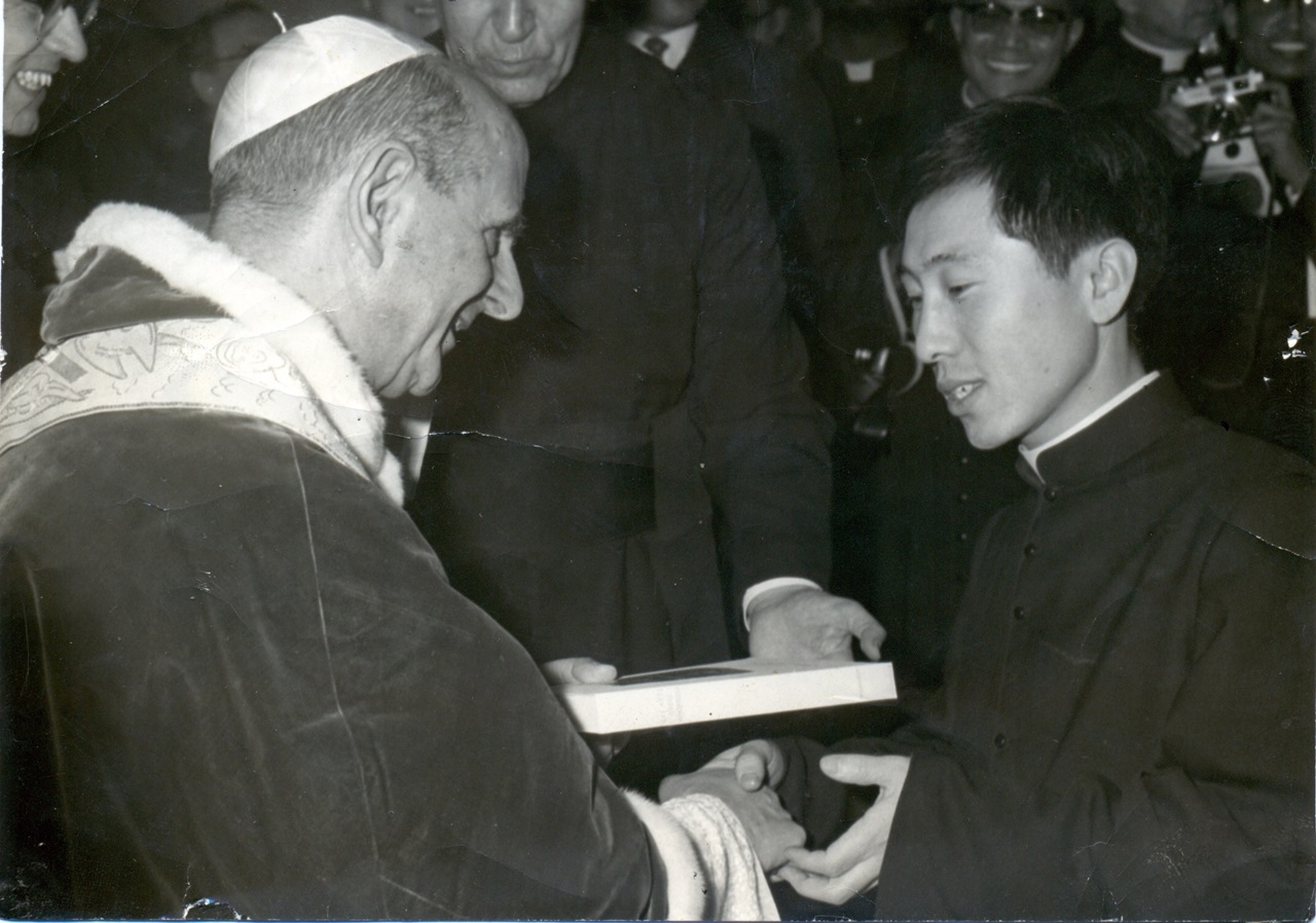 1970년 로마 신학대학원 유학 중 교황 바오로 6세와 함께