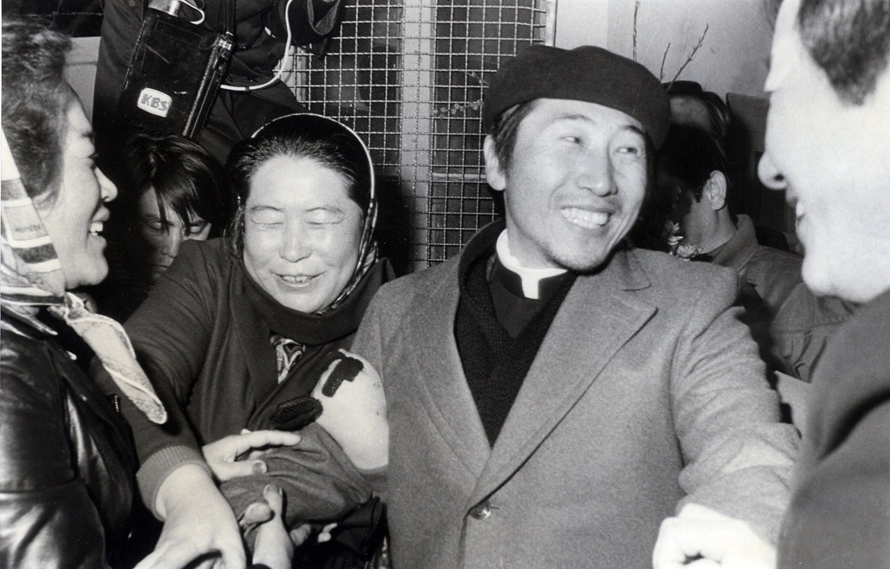 1979년 12월 8일 감옥에서 석방된 함세웅 신부