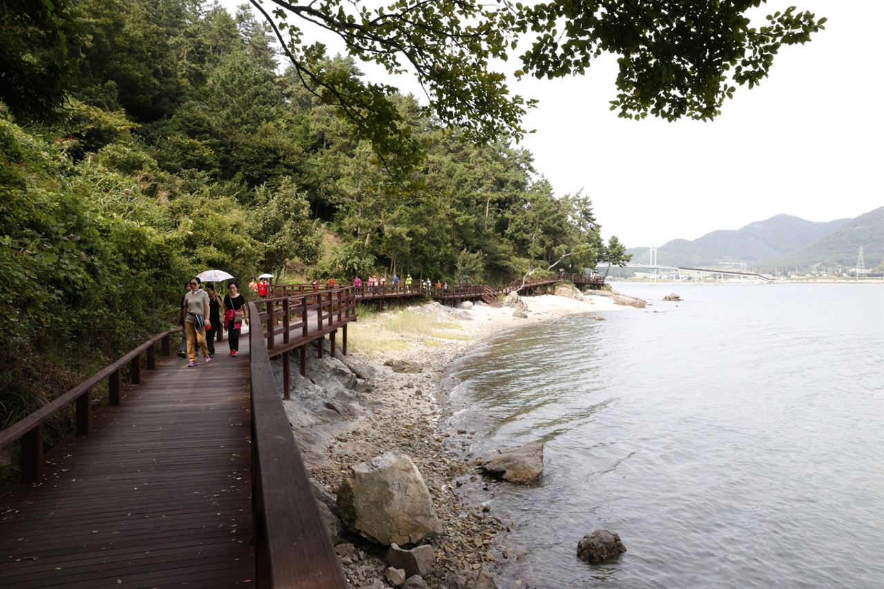 작은 섬, 강진 가우도를 찾는 여행객들이 갈수록 늘고 있는 가운데 가우도를 찾은 여행객들이 섬을 한 바퀴 도는 길을 따라 걷고 있다. 지난 9월 30일이다.