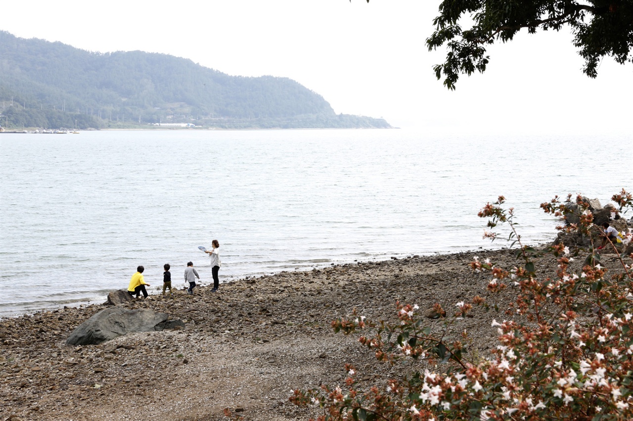 강진 가우도를 찾은 한 가족이 바닷가에서 호젓한 한때를 보내고 있다. 지난 9월 30일 오후 풍경이다.