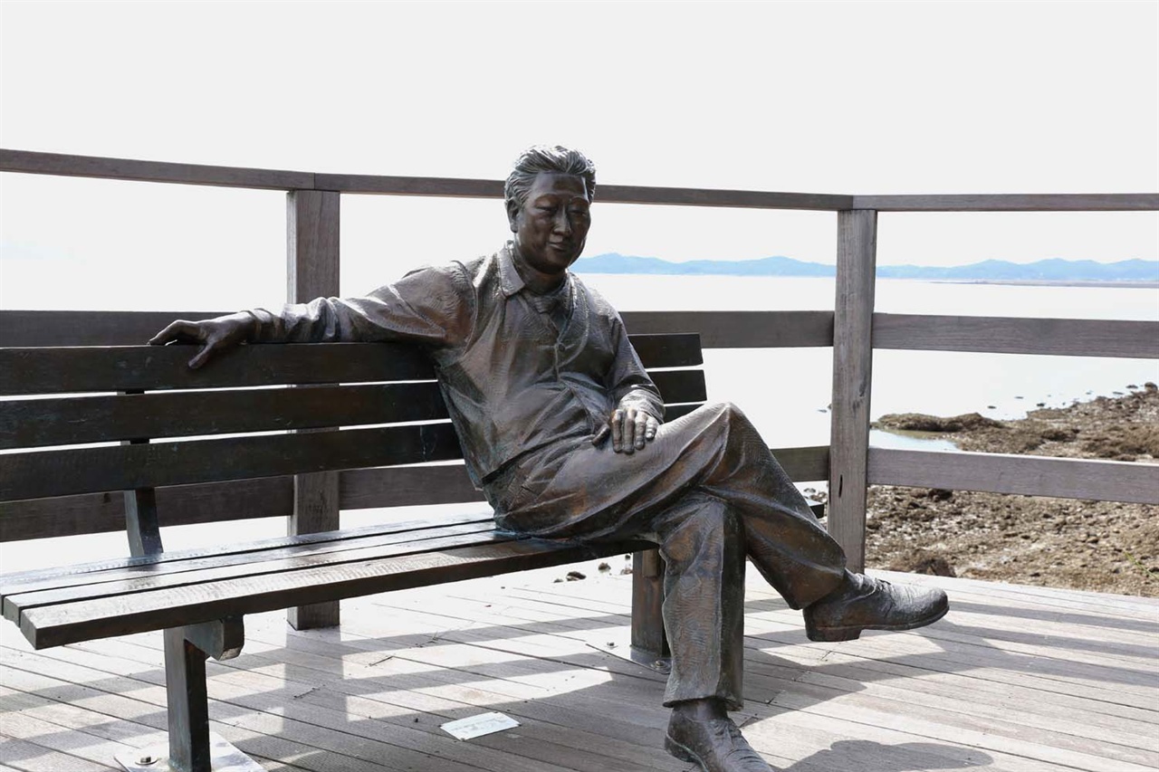 영랑나루 쉼터에서 여행객을 맞는 시인 김영랑의 동상. 가우도를 찾은 여행객들의 사진 촬영 포인트 가운데 하나로 사랑받고 있다.