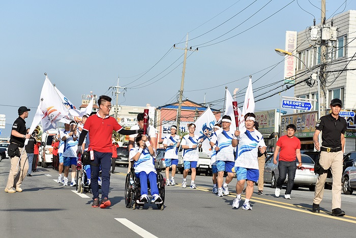 제97회 전국체육대회 및 제36회 전국장애인체육대회 논산시 성화봉송 장애인과 일반인이 함께한 제97회 전국체육대회 및 제36회 전국장애인체육대회 논산시 성화봉송