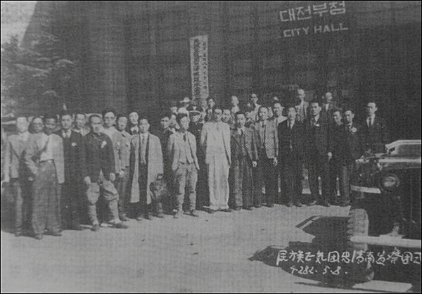 김정륙 부회장의 아버지 김상덕 선생은 민족정기를 되찾고자 민족정기단은 만들었다. 1949년 5월 8일 충남도단 개단식에 참석한 아버지, 앞줄 가운데 흰 양복 입은 이 
 