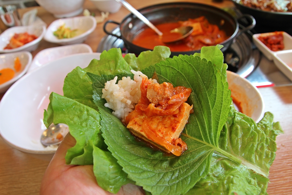 맛있는 김치찌개를 신선한 쌈 채소와 함께 먹을 수 있다.
