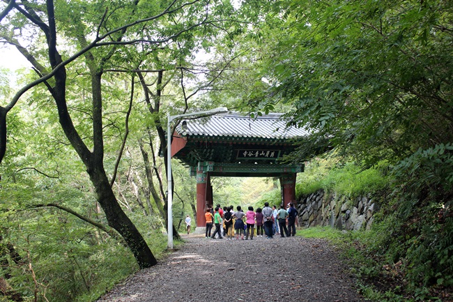 진주 월아산 청곡사 일주문입니다.