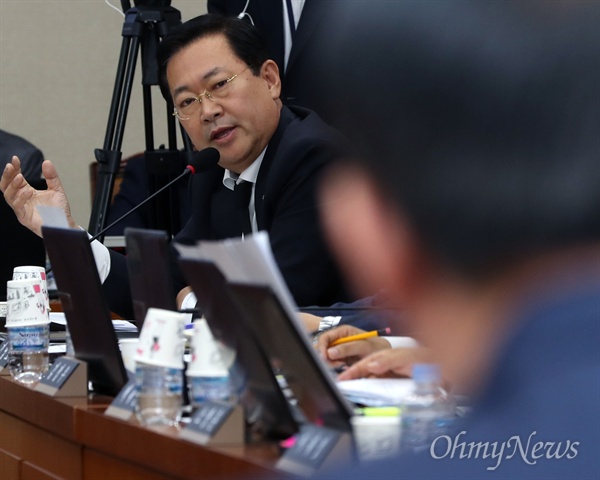 박남춘 더불어민주당 의원이 6일 오전 국회에서 열린 안전행정위원회 국정감사에서 백남기 농민 사망 사건과 관련해 이철성 경찰청장에게 질의하고 있다.