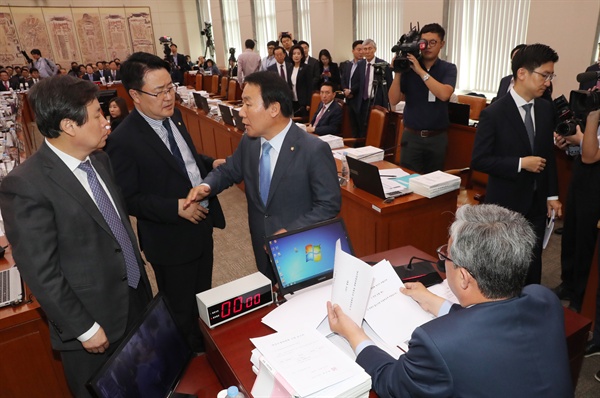   6일 오전 국회 교육문화체육관광위원회의 전국 광역시 교육청에 대한 국정감사에서 여야 간사인 더불어민주당 도종환(왼쪽부터), 국민의당 송기석, 새누리당 염동열 의원이 최순실 씨와 차은택 감독 등에 대한 증인채택 문제를 놓고 논의하고 있다.