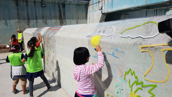 서서울예술교육센터를 방문한 인근 초등학생들이 벽에 그림을 그리고 있다.