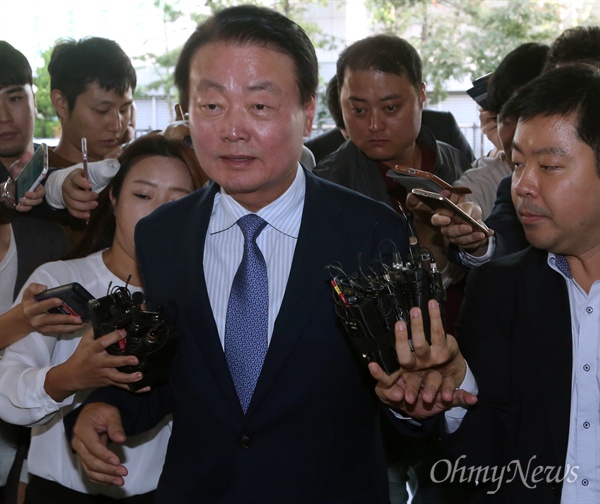 국회의장 경호 경찰관 멱살을 잡은 혐의(공무집행방해)로 고발된 한선교 새누리당 의원이 지난 6일 오후 경찰 조사를 받기 위해 서울 영등포경찰서에 도착, 기자들의 질문을 받고 있다. 