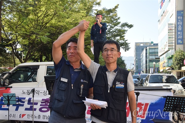  민주노총 경남본부가 6일 오후 새누리당 경남도당 앞에서 연 “노동개악 저지, 성과퇴출제 저지 공공성 강화를 위한 결의대회”에서 홍지욱 금속노조 경남지부장이 '한국산연 투쟁기금'을 전달받고 인사하고 있다.