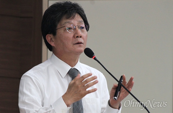 유승민 새누리당 의원은 6일 부산대학교를 찾아 '왜 보수혁명인가'라는 주제로 강연을 펼쳤다.