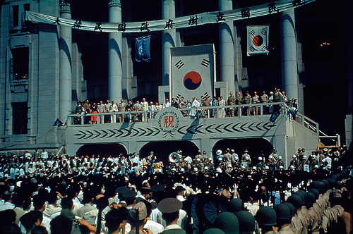 1948년 8월 15일 조선총독부 앞에서 열린 '대한민국 정부수립 국민 축하식'