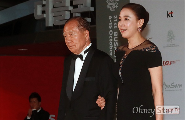 김동호, 강수연 부산국제영화제 조직위원장이 지난 해 10월 6일 오후 부산 해운대구 영화의전당에서 열린 제21회 부산국제영화제(BIFF) 개막식에 참석해 레드카펫을 걸으며 입장하고 있다. 