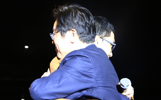 토크콘서트가 끝난 뒤 이재명 성남시장과 포옹한 김제동씨.
