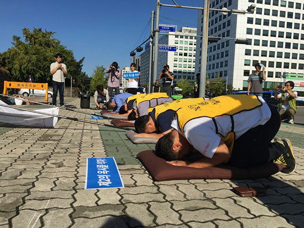 지난 10월 3일 국회앞에서 피해자와 유족들 활동가들은 가습기살균제 특위 활동연장을 촉구하는 976배를 진행했다.     