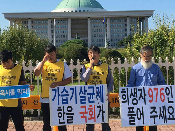 지난 10월 3일 국회앞에서 피해자와 유족들 활동가들은 가습기살균제 특위 활동연장을 촉구하는 976배를 진행했다. 