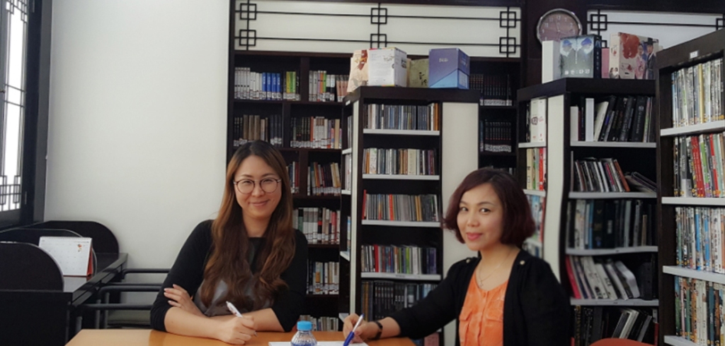 인터뷰에 응한 조은숙 선생(사진 오른쪽)과 당종례 주인도네시아 한국문화원 부원장. 