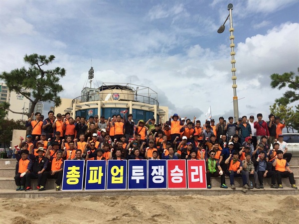  철도노조 부산본부 조합원 100여명은 7일 오전 송정해수욕장에서 태풍 피해 현장 봉사활동을 벌였다.