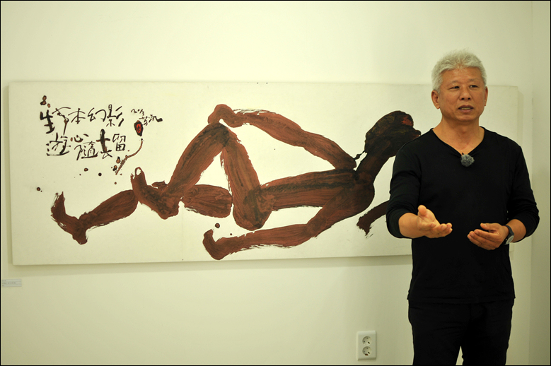 그의 작품이 전시된 '미룸갤러리'를 찾은 박방영 작가. 작가의 뒤편에 보이는 그림은 '산에 누워'(201×68 2013, 한지 위 혼합 재료).