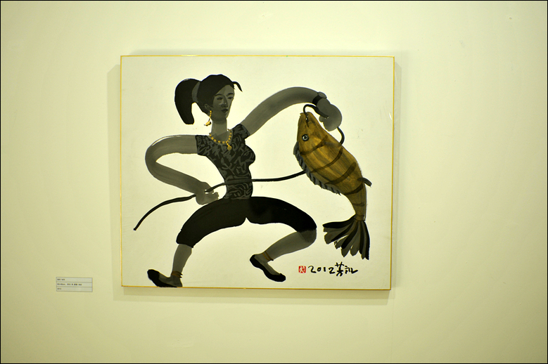 박방영 작가의 작품, '대어 낚아'(53×45 2012, 한지 위 혼합 재료).