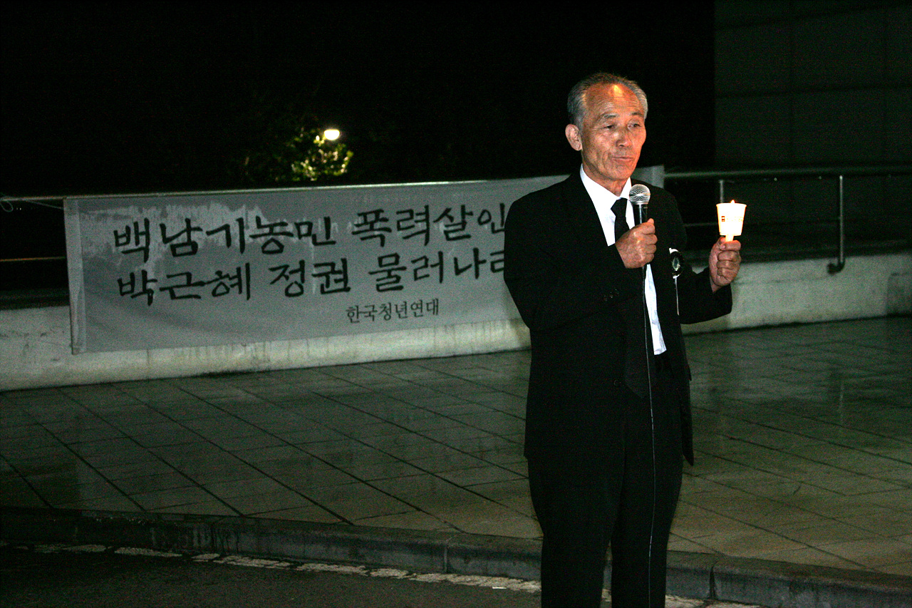 10월 7일 저녁 진행된 촛불문화제에서 가톨릭농민회 정현찬 회장이 연설하고 있다.