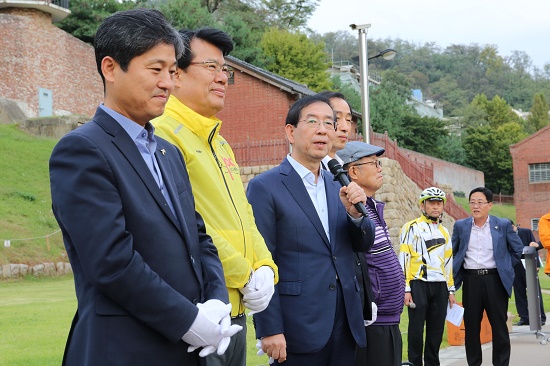 박원순 서울시장이 자전거순례단에 인사말을 하고 있다.
