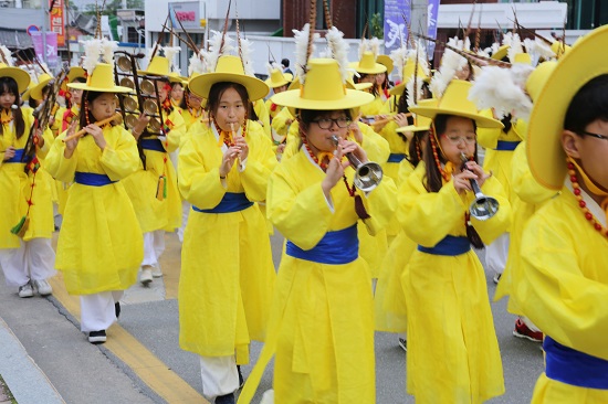 제천의병 거리 퍼레이드에 참여한 초등학생들.