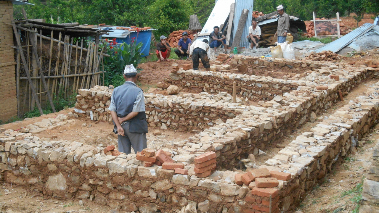 집을 짓기 위해 흙벽을 쌓고 있는 네팔 시골 사람들. 집짓는 일이나 손모내기 등을 서로 품앗이로 한다.  