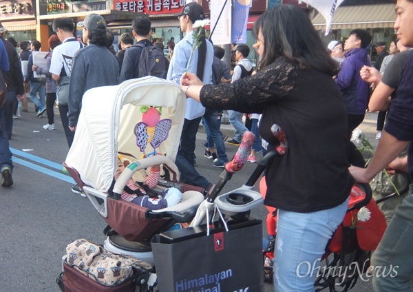 7개월·33개월 된 두 딸의 유모차를 끌고 백남기 농민 추모대회에 참가한 '하림이네 가족' 모습.