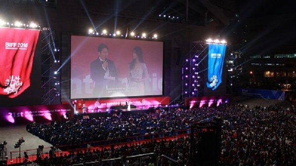  부산국제영화제 개막식 사회를 맡은 한효주와 설경구의 모습