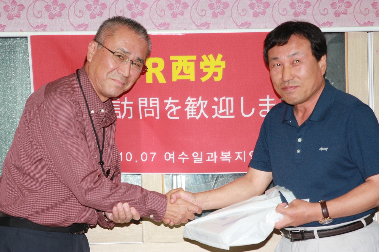 여수지역사회연구소 이영일 소장이 JR서노 스가와 타게오 집행위원장에게 선물을 하고 있다.