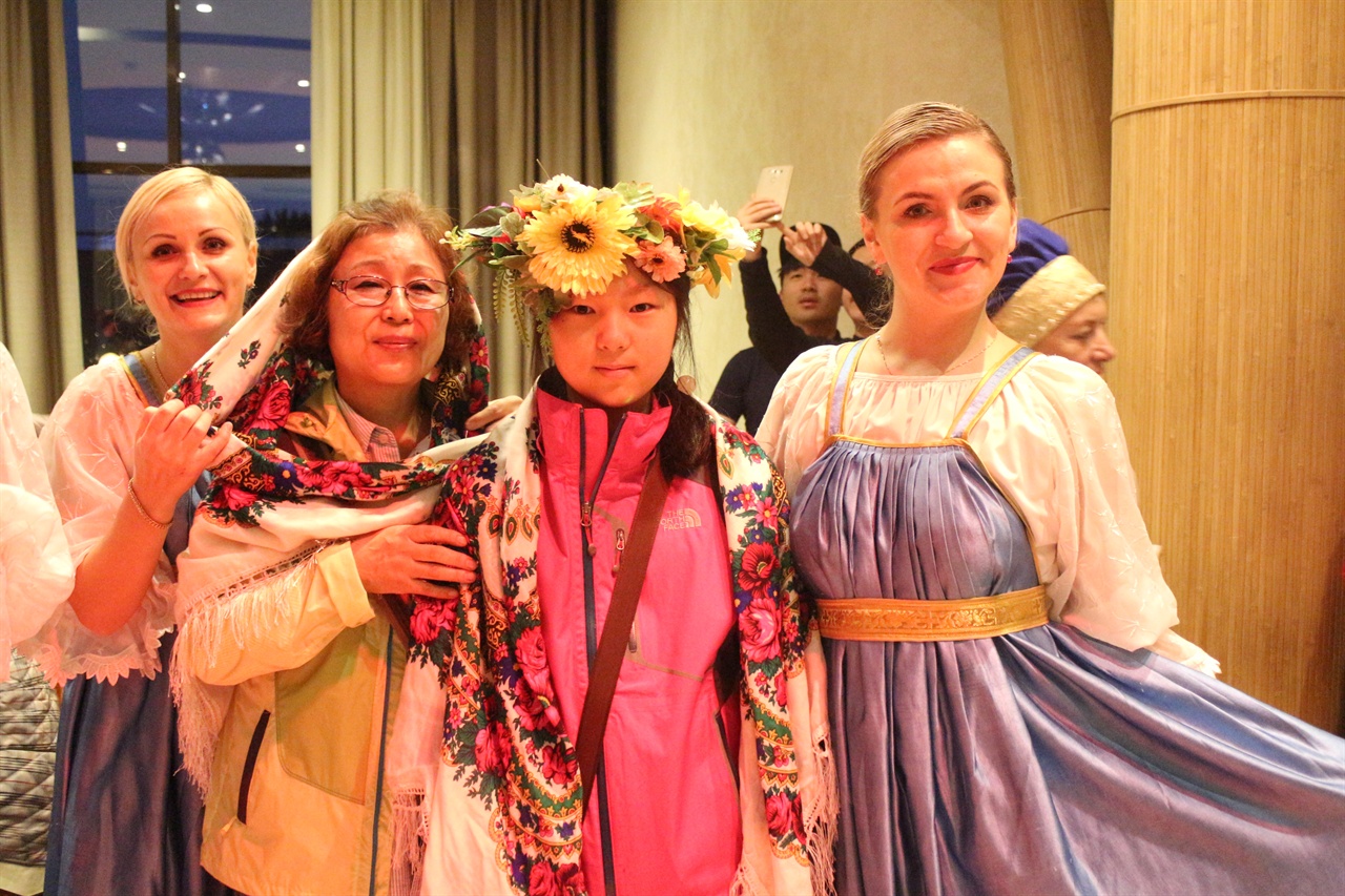 이르쿠츠크에서 만찬연회 후에 손녀와 집사람이랑 러시아 아가씨들과 함께. 어느듯 손녀 키가 집사람을 능가하고 있다.