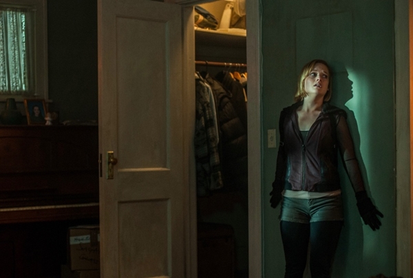  영화 <맨 인 더 다크>의 한 장면. 눈먼 집주인(스티븐 랭)의 집에 완전히 갇힌 록키(제인 레비)는 살아남기 위해 육체적, 정신적 사투를 벌인다. 