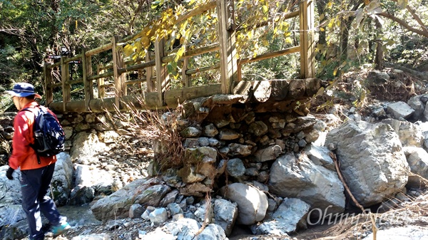 태풍 '차바' 때 내린 폭우로 창원 비음산 용추계곡 등산로가 심하게 파괴되었다.